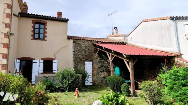 LE BOUPERE CENTRE, A 13 KMS DES HERBIERS, MAISON DE CARACTERE AVEC JARDIN ATTENANT ET GARAGE.