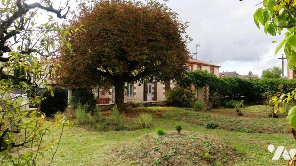 LE BOUPERE CENTRE, A 13 KMS DES HERBIERS, MAISON DE CARACTERE AVEC JARDIN ATTENANT ET GARAGE.