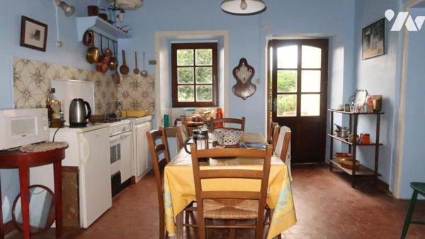 LE BOUPERE CENTRE, A 13 KMS DES HERBIERS, MAISON DE CARACTERE AVEC JARDIN ATTENANT ET GARAGE.