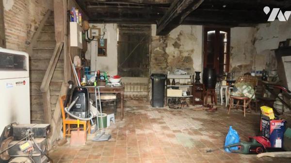 LE BOUPERE CENTRE, A 13 KMS DES HERBIERS, MAISON DE CARACTERE AVEC JARDIN ATTENANT ET GARAGE.