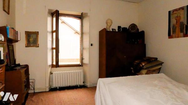 LE BOUPERE CENTRE, A 13 KMS DES HERBIERS, MAISON DE CARACTERE AVEC JARDIN ATTENANT ET GARAGE.