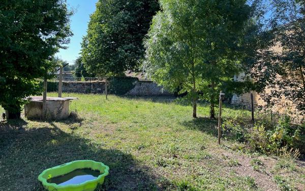 Immeuble à vendre    4 pièces •  Pont-l'Abbé-d'Arnoult