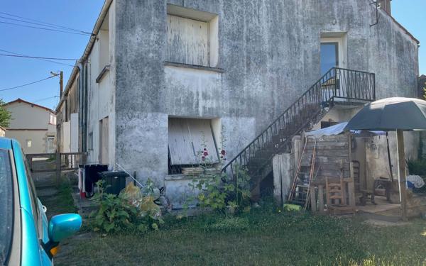 Immeuble à vendre    4 pièces •  Pont-l'Abbé-d'Arnoult