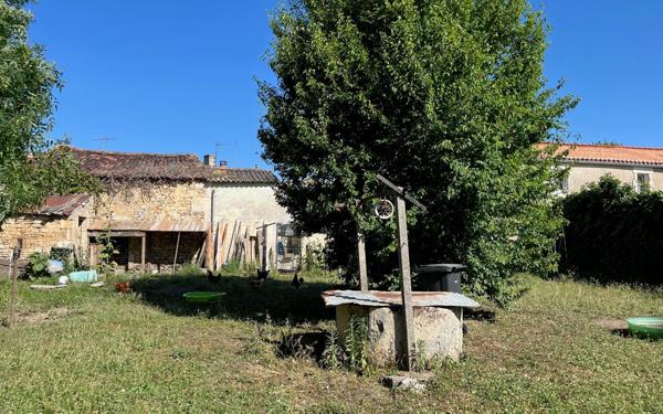 Immeuble à vendre    4 pièces •  Pont-l'Abbé-d'Arnoult