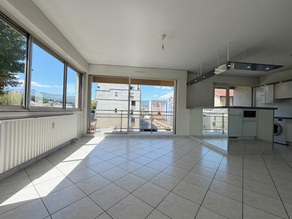 Bel appartement T3 - Vue dégagée Très lumineux - De beaux volumes - double garage - Chambéry centre
