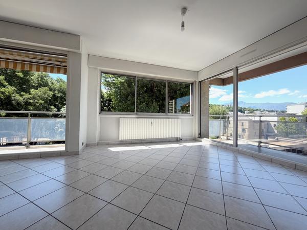 Bel appartement T3 - Vue dégagée Très lumineux - De beaux volumes - double garage - Chambéry centre