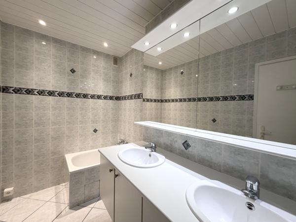 Bel appartement T3 - Vue dégagée Très lumineux - De beaux volumes - double garage - Chambéry centre