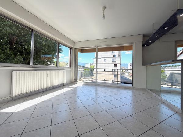 Bel appartement T3 - Vue dégagée Très lumineux - De beaux volumes - double garage - Chambéry centre