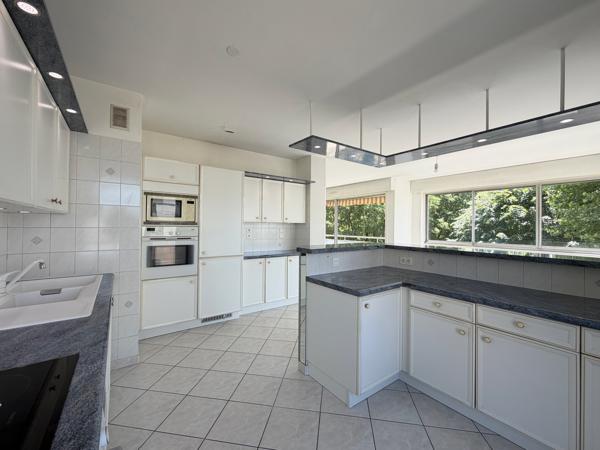 Bel appartement T3 - Vue dégagée Très lumineux - De beaux volumes - double garage - Chambéry centre
