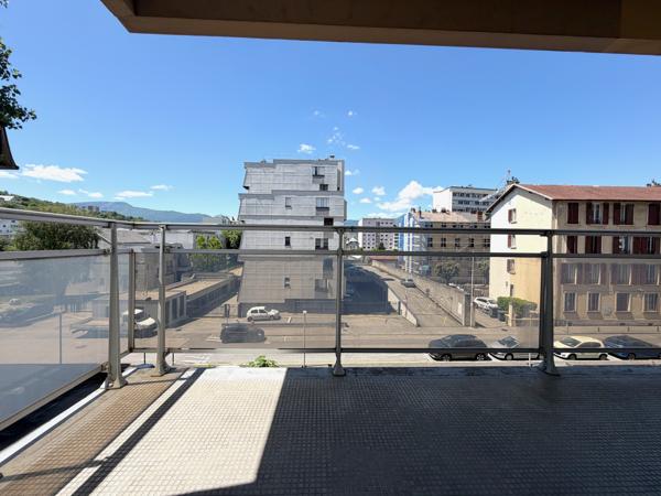 Bel appartement T3 - Vue dégagée Très lumineux - De beaux volumes - double garage - Chambéry centre