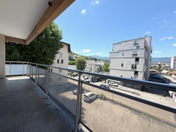 Bel appartement T3 - Vue dégagée Très lumineux - De beaux volumes - double garage - Chambéry centre