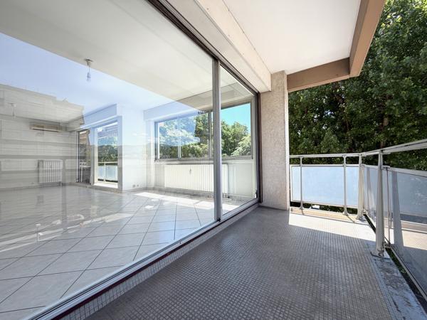 Bel appartement T3 - Vue dégagée Très lumineux - De beaux volumes - double garage - Chambéry centre