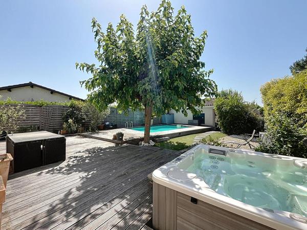 GRADIGNAN - Maison T6 aux beaux volumes avec jardin, piscine et jacuzzi
