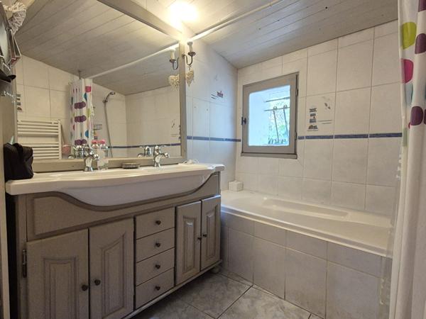 GRADIGNAN - Maison T6 aux beaux volumes avec jardin, piscine et jacuzzi