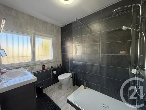 Appartement F3 à vendre  3 pièces - 95,27 m 2   ROYAN  - 17