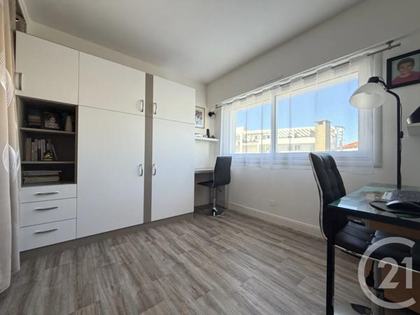 Appartement F3 à vendre  3 pièces - 95,27 m 2   ROYAN  - 17