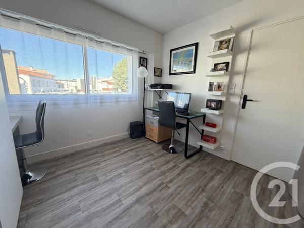 Appartement F3 à vendre  3 pièces - 95,27 m 2   ROYAN  - 17