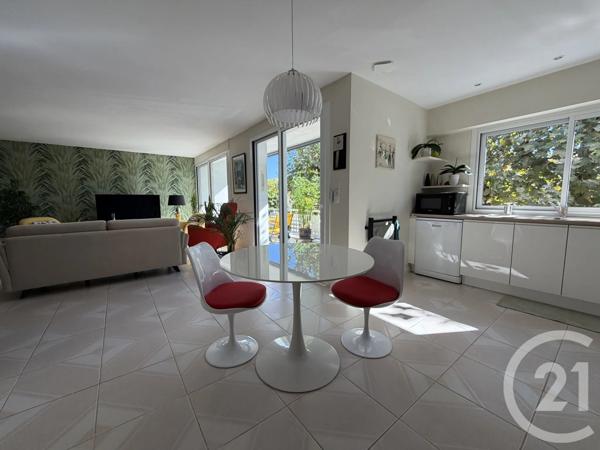 Appartement F3 à vendre  3 pièces - 95,27 m 2   ROYAN  - 17