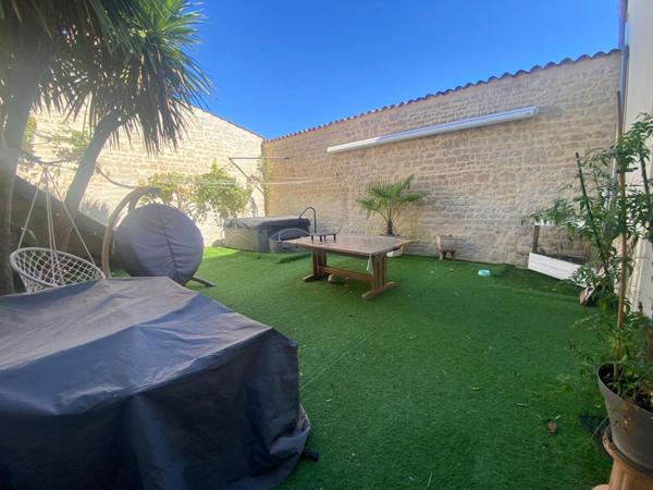 LUCON (85) COEUR DE VILLE MAISON EN PIERRES DE CARACTERE 5/6 CHAMBRES AVEC PATIO ET SPACIEUSES ANNEXES