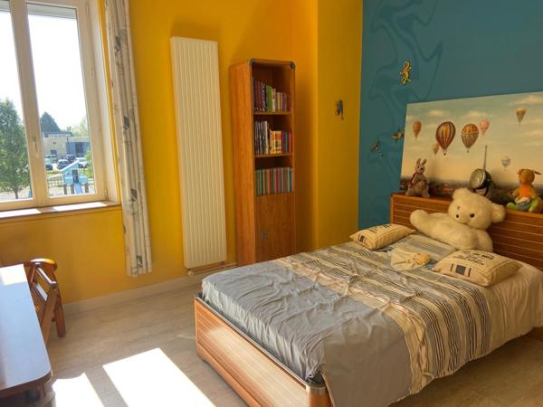 LUCON (85) COEUR DE VILLE MAISON EN PIERRES DE CARACTERE 5/6 CHAMBRES AVEC PATIO ET SPACIEUSES ANNEXES