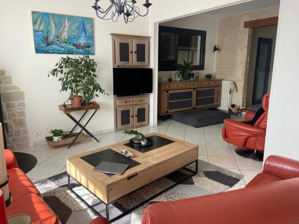 LUCON (85) COEUR DE VILLE MAISON EN PIERRES DE CARACTERE 5/6 CHAMBRES AVEC PATIO ET SPACIEUSES ANNEXES