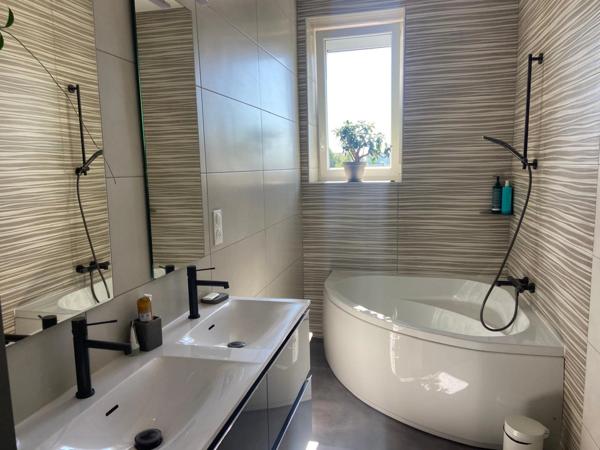 LUCON (85) COEUR DE VILLE MAISON EN PIERRES DE CARACTERE 5/6 CHAMBRES AVEC PATIO ET SPACIEUSES ANNEXES