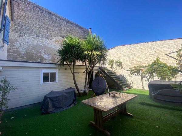 LUCON (85) COEUR DE VILLE MAISON EN PIERRES DE CARACTERE 5/6 CHAMBRES AVEC PATIO ET SPACIEUSES ANNEXES