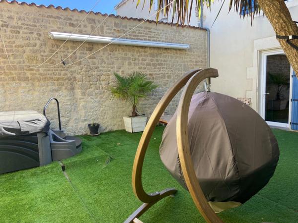 LUCON (85) COEUR DE VILLE MAISON EN PIERRES DE CARACTERE 5/6 CHAMBRES AVEC PATIO ET SPACIEUSES ANNEXES