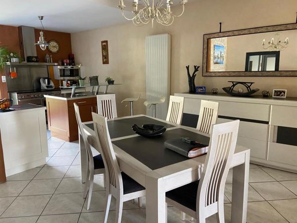 LUCON (85) COEUR DE VILLE MAISON EN PIERRES DE CARACTERE 5/6 CHAMBRES AVEC PATIO ET SPACIEUSES ANNEXES