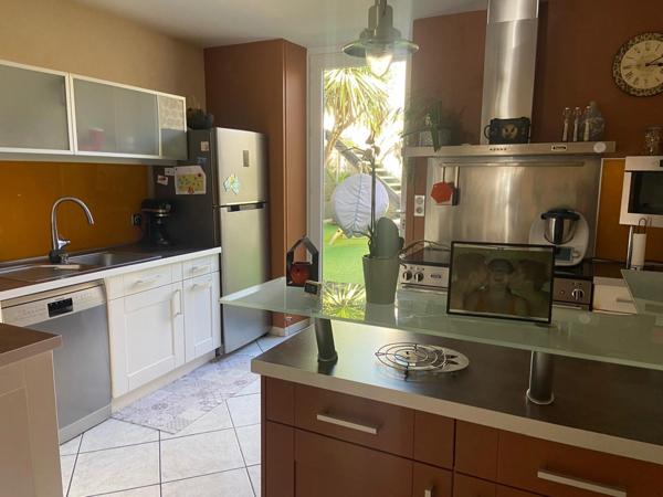 LUCON (85) COEUR DE VILLE MAISON EN PIERRES DE CARACTERE 5/6 CHAMBRES AVEC PATIO ET SPACIEUSES ANNEXES