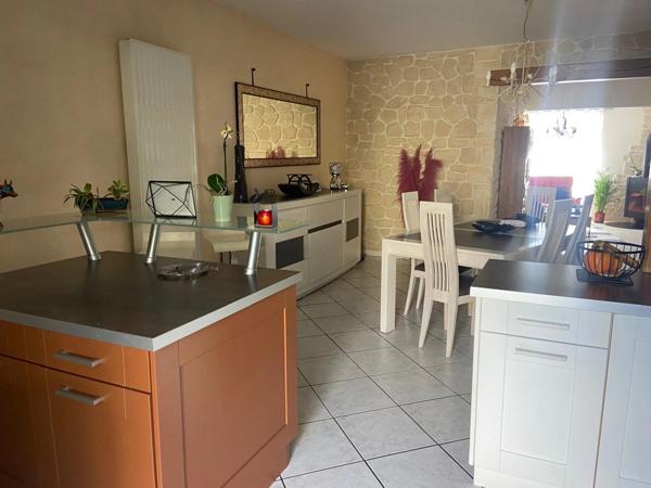 LUCON (85) COEUR DE VILLE MAISON EN PIERRES DE CARACTERE 5/6 CHAMBRES AVEC PATIO ET SPACIEUSES ANNEXES