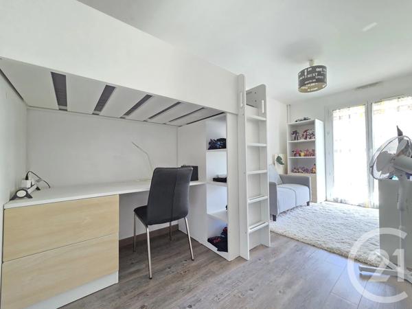 Appartement F4 à vendre  4 pièces - 77,60 m 2   TOULON  - 83