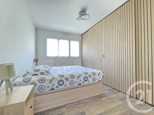 Appartement F4 à vendre  4 pièces - 77,60 m 2   TOULON  - 83