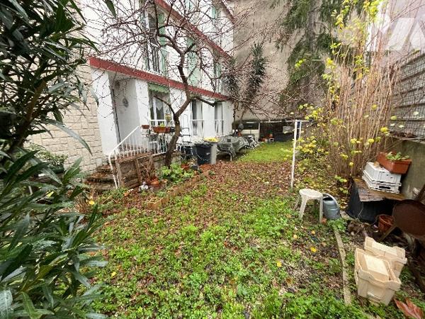 SAINT JUST 13013/13004 , T3 ACCES JARDIN 130M² ENV, CALME PROCHE METRO ET VILLAS.