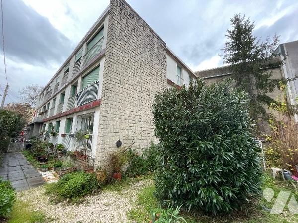 SAINT JUST 13013/13004 , T3 ACCES JARDIN 130M² ENV, CALME PROCHE METRO ET VILLAS.
