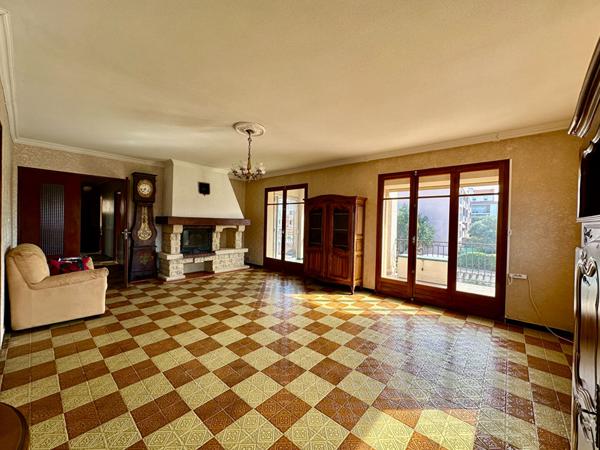 Maison La Crau 7 pièces 197 m2 double habitation T3 + T5 Centre Ville