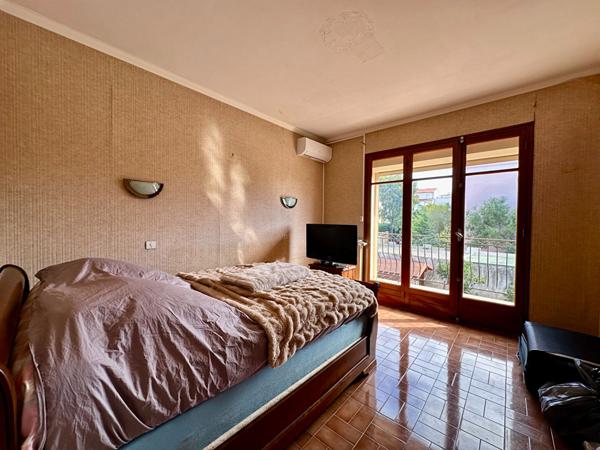 Maison La Crau 7 pièces 197 m2 double habitation T3 + T5 Centre Ville