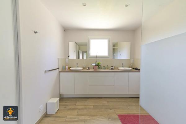 Vente                                                      Maison
                        
                     7 pièces                      232 m2                     à Niort