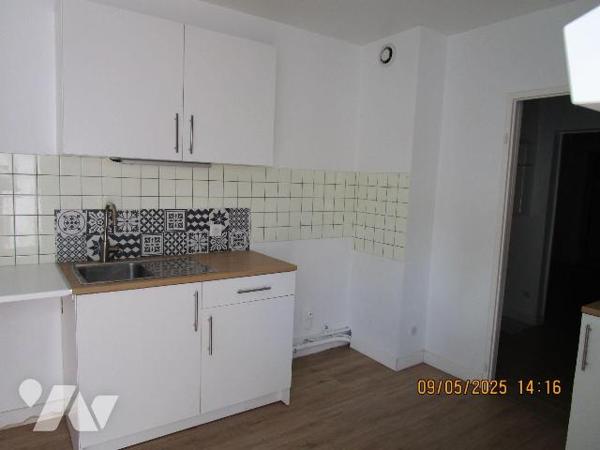 Centre ville : Bel appartement spacieux et lumineux, entièrement rénové, situé au 2ème étage, c...