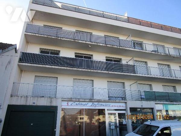 Centre ville : Bel appartement spacieux et lumineux, entièrement rénové, situé au 2ème étage, c...