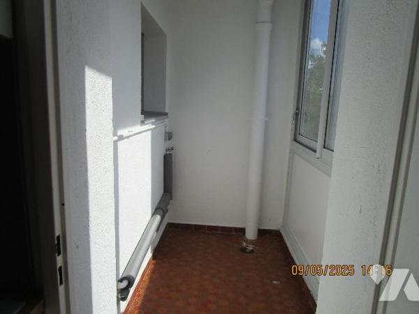 Centre ville : Bel appartement spacieux et lumineux, entièrement rénové, situé au 2ème étage, c...