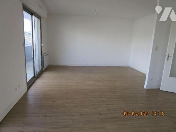 Centre ville : Bel appartement spacieux et lumineux, entièrement rénové, situé au 2ème étage, c...