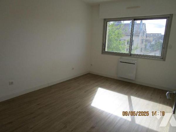 Centre ville : Bel appartement spacieux et lumineux, entièrement rénové, situé au 2ème étage, c...