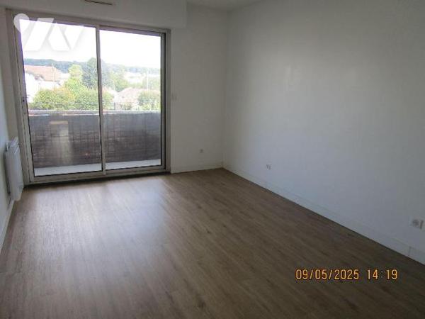 Centre ville : Bel appartement spacieux et lumineux, entièrement rénové, situé au 2ème étage, c...