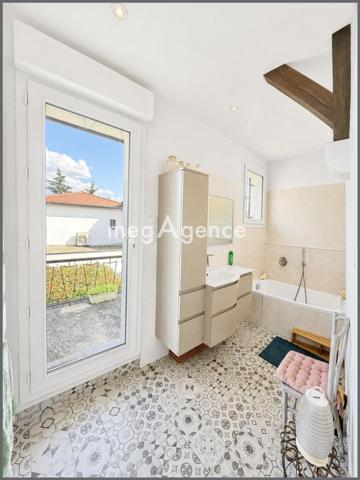 Maison à CHARBONNIERES-LES-BAINS, 69260 - 6 pièces 220m²