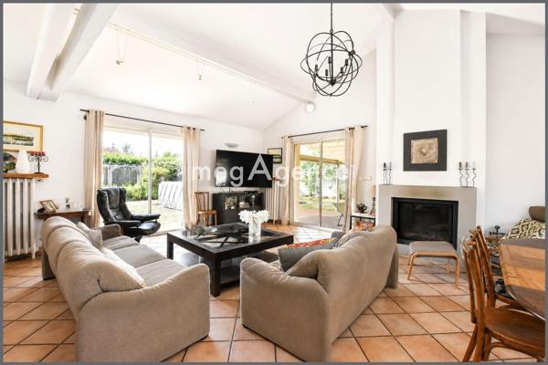 Maison à CHARBONNIERES-LES-BAINS, 69260 - 6 pièces 220m²