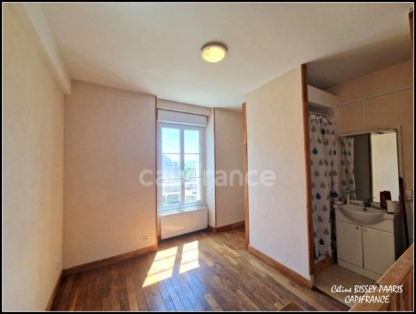 Maison de ville 145M2 Comprenant 2 logements un T2 et un T5, Double vitrage, volet électrique, COURSON LES CARRIERES (89)