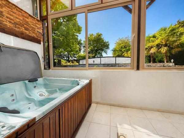 Vente                                                      Maison
                        
                     5 pièces                      200 m2                     à Aubigny-sur-Nère