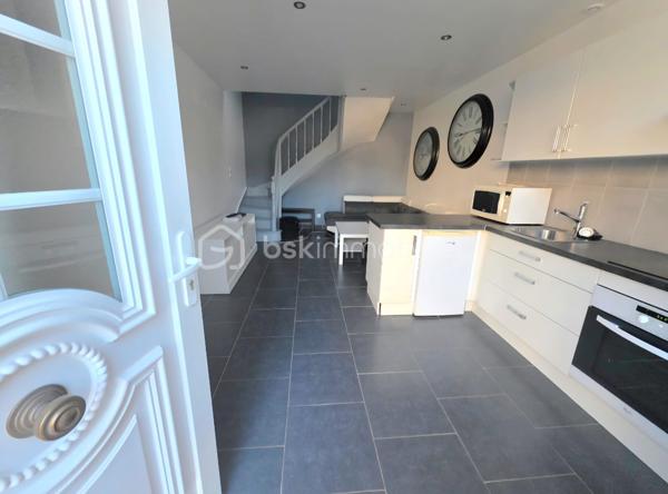 Rare sur le secteur ! Produit de qualité, en parfait état.

À Château-Renault, en coeur de ville et à proximité immédiate de toutes les commodités, découvrez cette maison individuelle de 34,5 m² habitables (38 m² au sol), fonctionnelle, lumineuse et parfaitement entretenue.

Vous serez séduits par sa belle pièce de vie lumineuse, avec un espace salon confortable et grand canapé, ainsi que par sa cuisine aménagée et équipée : plaque de cuisson, hotte, four, micro-ondes et réfrigérateur.

À l’étage, vous découvrirez une grande chambre avec placards, une salle d’eau et un WC indépendant.

La maison est vendue entièrement meublée et équipée. En parfait état, elle ne nécessite aucun travaux : vous posez vos valises immédiatement.

Une cave saine en sous-sol, accessible directement depuis la maison, complète le bien.

Un bien idéal pour une première acquisition, un pied-à-terre ou un investissement locatif. Son état irréprochable et son aménagement complet permettent de l’habiter immédiatement ou d’envisager un projet de location meublée, sous réserve de la réglementation applicable.

****************************************************************