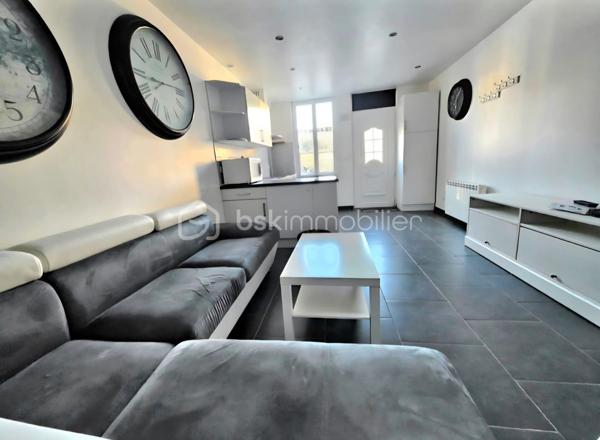 Rare sur le secteur ! Produit de qualité, en parfait état.

À Château-Renault, en coeur de ville et à proximité immédiate de toutes les commodités, découvrez cette maison individuelle de 34,5 m² habitables (38 m² au sol), fonctionnelle, lumineuse et parfaitement entretenue.

Vous serez séduits par sa belle pièce de vie lumineuse, avec un espace salon confortable et grand canapé, ainsi que par sa cuisine aménagée et équipée : plaque de cuisson, hotte, four, micro-ondes et réfrigérateur.

À l’étage, vous découvrirez une grande chambre avec placards, une salle d’eau et un WC indépendant.

La maison est vendue entièrement meublée et équipée. En parfait état, elle ne nécessite aucun travaux : vous posez vos valises immédiatement.

Une cave saine en sous-sol, accessible directement depuis la maison, complète le bien.

Un bien idéal pour une première acquisition, un pied-à-terre ou un investissement locatif. Son état irréprochable et son aménagement complet permettent de l’habiter immédiatement ou d’envisager un projet de location meublée, sous réserve de la réglementation applicable.

****************************************************************